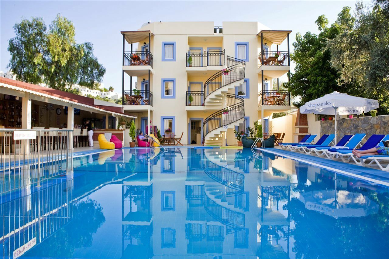 Merve Apartments, Your Home From Home In Central Bodrum, Street Cats Frequent The Property, Not All Apartments Have Balconies , Ground Floor Have Terrace With Table And Chairs Exterior foto